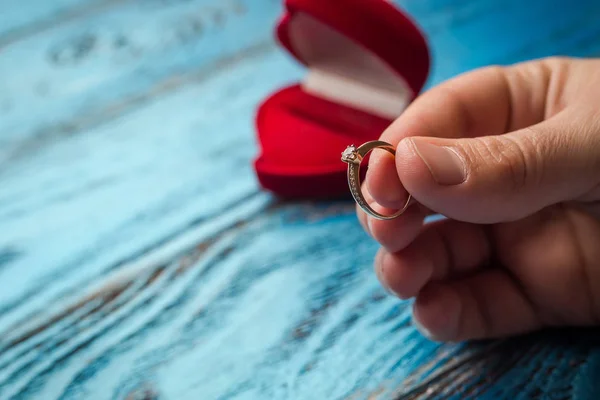 La oferta de casarse. Un regalo para el Día de San Valentín. Propuesta de matrimonio . — Foto de Stock