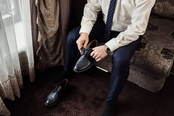 Επιχειρηματίας ρούχα παπούτσια, ο άνθρωπος ετοιμάζεται για δουλειά, γαμπρός πρωί πριν από την τελετή του γάμου — Φωτογραφία Αρχείου