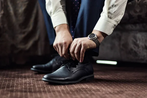 Zapatos de ropa de hombre de negocios, hombre preparándose para el trabajo, novio mañana antes de la ceremonia de boda — Foto de Stock