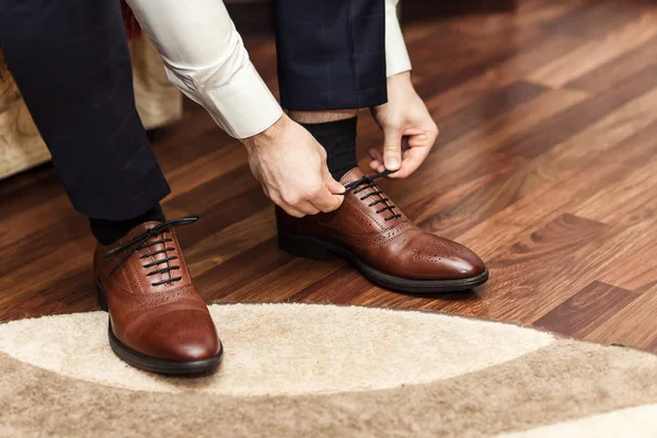 Zapatos de ropa de hombre de negocios, hombre preparándose para el trabajo, novio mañana antes de la ceremonia de boda — Foto de Stock