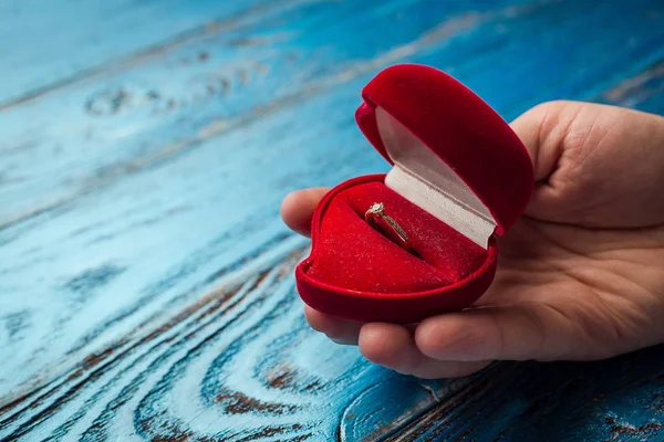 Het aanbod om te trouwen. Een cadeau voor Valentijnsdag. Huwelijksaanzoek. — Stockfoto