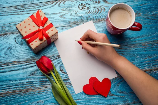 День Святого Валентина фон прикрашений червоними серцями і простором для листівок/копій — стокове фото