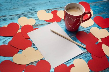 Sevgiliye arka plan kırmızı Kalpler ve aşk kartı/kopya alanı ile dekore edilmiş