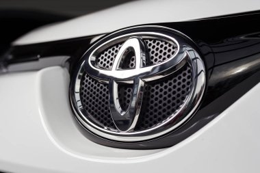 Vinnitsa, Ukrayna - 10 Ocak 2018. Toyota Rav 4 konsept otomobil - logo