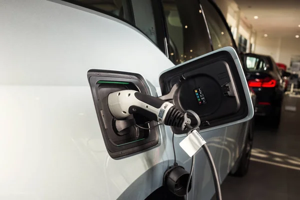 20 of January, 2018 - Vinnitsa, Ukraine. BMW i3 electric vehicle model presentation in showroom - charging process — Stock Photo, Image