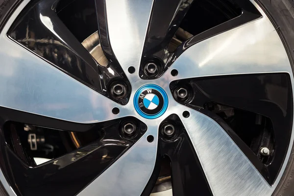 20 января 2018 года - Винница, Украина. BMW i3 презентация модели электромобиля в выставочном зале - колеса — стоковое фото