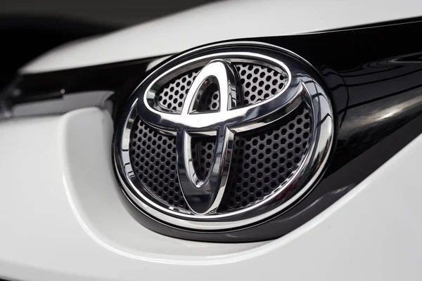 Σε Vinnitsa Ουκρανία - 10 Ιανουαρίου 2018. Toyota Rav 4 αυτοκίνητο έννοιας - λογότυπο — Φωτογραφία Αρχείου