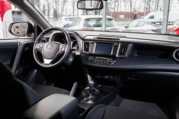 Σε Vinnitsa Ουκρανία - 10 Ιανουαρίου 2018. Toyota Rav 4 αυτοκίνητο έννοιας - εσωτερικό μέσα — Φωτογραφία Αρχείου