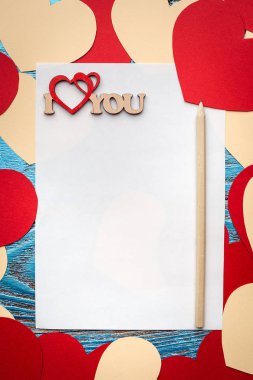 Sevgiliye arka plan kırmızı Kalpler ve aşk kartı/kopya alanı ile dekore edilmiş