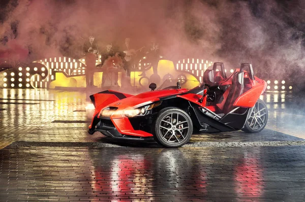 Vinnitsa, Ukrajina - 18 listopadu 2017: Polaris Slingshot, tříkolové motorové vozidlo na silnici — Stock fotografie