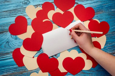 Sevgiliye arka plan kırmızı Kalpler ve aşk kartı/kopya alanı ile dekore edilmiş