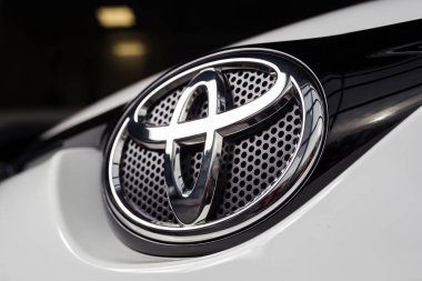 Vinnitsa, Ukrayna - 10 Ocak 2018. Toyota Rav 4 konsept otomobil - logo