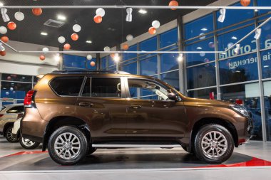 Vinnitsa, Ukrayna - 10 Ocak 2018. Toyota Land Cruise Prado konsept otomobil - sunu showroom