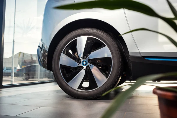 20 of January, 2018 - Vinnitsa, Ukraine. BMW i3 electric vehicle model presentation in showroom - wheels — Stock Photo, Image