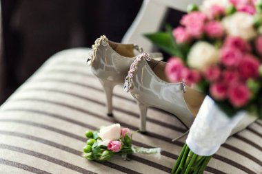 gibi ayakkabı, buket yalan bir sandalye üzerine gelin aksesuarları
