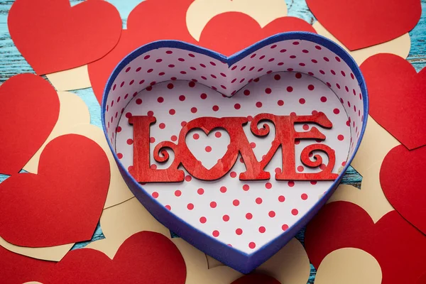 День святого Валентина фон с подарком коробке в виде сердца — стоковое фото