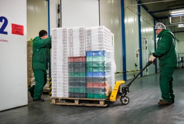 Vinnitsa, Ukrayna 04 Ekim 2017 - in. Üretim emri ile fabrika işçisi