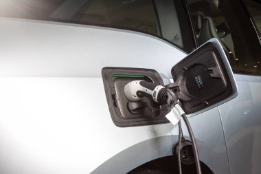 20 Ocak, 2018 - Vinnitsa, Ukrayna. BMW i3 elektrikli araç modeli sunum showroom - şarj işlemi