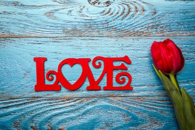 Sevgiliye arka plan kırmızı kalpler/kopya alanı ile dekore edilmiştir.