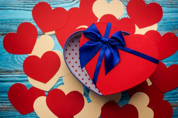 День Святого Валентина фон з подарунковою коробкою у вигляді серця — стокове фото