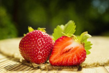 doğal arka planda ahşap masa, yaz vitaminler bir kavram olarak lezzetli birinci sınıf organik meyve çilek