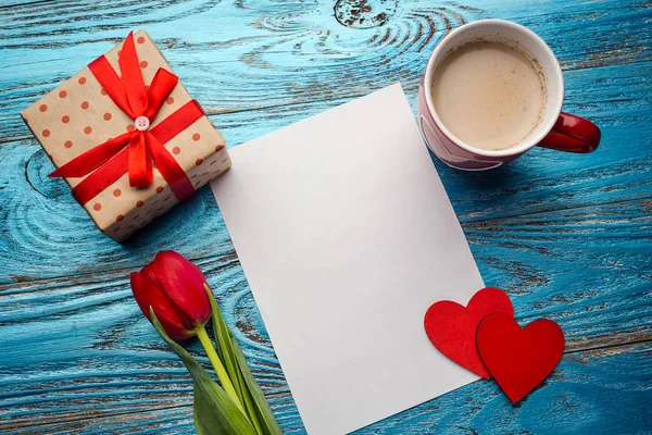 День Святого Валентина фон прикрашений червоними серцями і простір кохання карт / копіювання — стокове фото