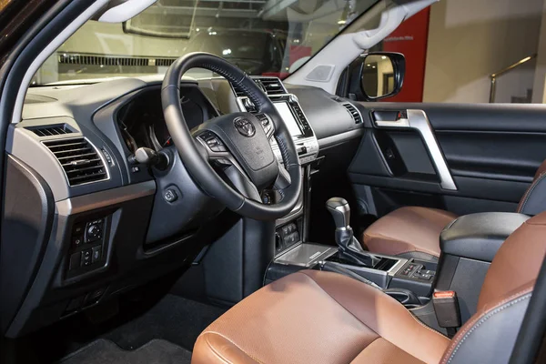 Vinnitsa, Ucrânia - 10 de janeiro de 2018. Toyota Land Cruise Prado carro conceito interior — Fotografia de Stock