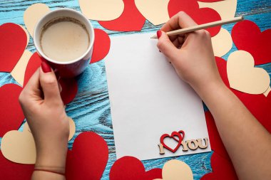 Sevgiliye arka plan kırmızı Kalpler ve aşk kartı/kopya alanı ile dekore edilmiş