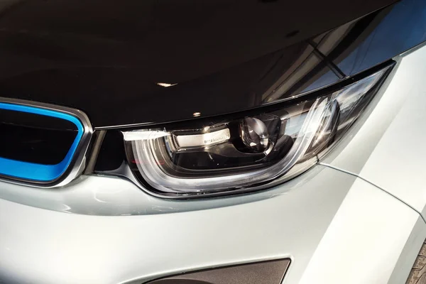 20 de enero de 2018 - Vinnitsa, Ucrania. Presentación del modelo de vehículo eléctrico BMW i3 en el showroom - faros delanteros —  Fotos de Stock