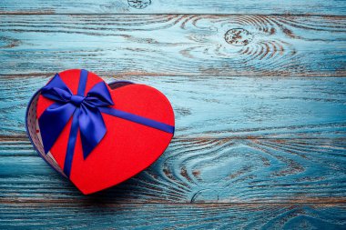 Sevgiliye arka plan ile bir kalp şeklinde mevcut hediye kutusu