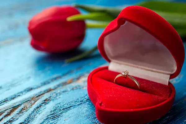 La oferta de casarse. Un regalo para el Día de San Valentín. Propuesta de matrimonio . —  Fotos de Stock