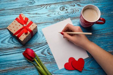 Sevgiliye arka plan kırmızı Kalpler ve aşk kartı/kopya alanı ile dekore edilmiş