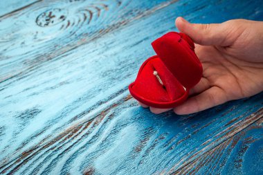 Evlenmek için teklif. St Sevgililer günü için bir hediye. Evlenme teklifi.