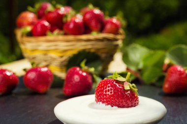 taş zemin üzerine krema, yaz vitaminler bir kavram olarak lezzetli birinci sınıf organik meyve ile çilek