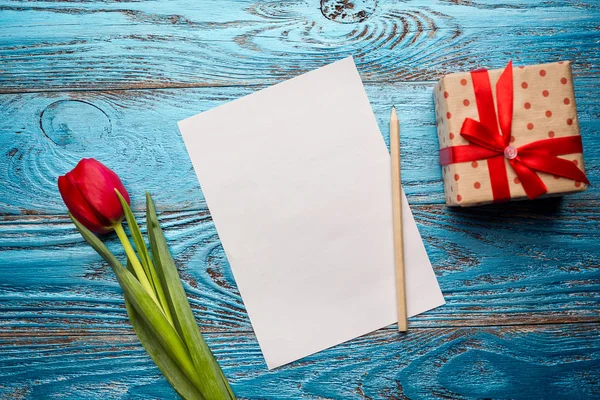 Printemps mère femme jour Pâques tulipe rouge floral fond minimal avec l'espace de copie et boîte cadeau — Photo