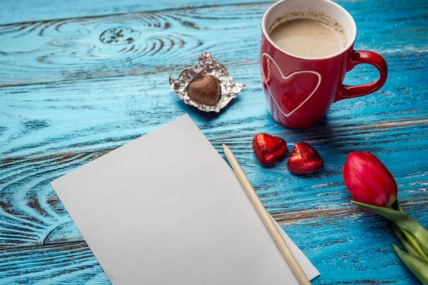 Fondo de San Valentín decorado con corazones rojos y espacio para tarjetas de amor / copias — Foto de Stock