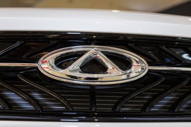 Vinnitsa, Ukrayna - 10 Şubat 2018. Beyaz Chery Tiggo 7 konsept otomobil - logo