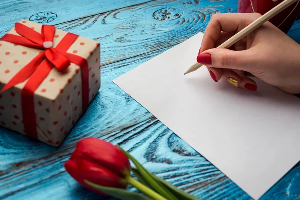Весняна мати день Великодній червоний тюльпан квітковий мінімальний фон з копією простору і подарункової коробки — стокове фото
