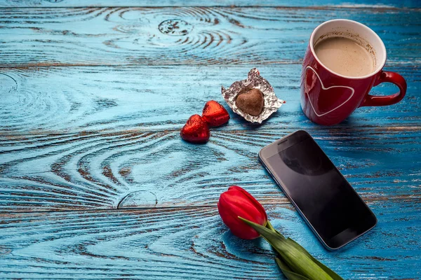 Fond Saint-Valentin décoré avec des cœurs rouges et carte d'amour / espace de copie — Photo