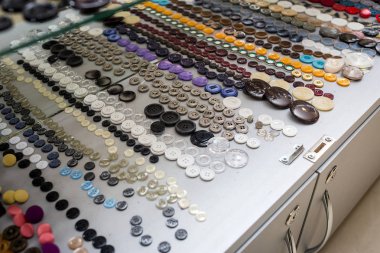 Vintage giyim ile pazarda satmak çeşitli renk düğmeleri