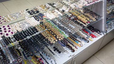 Vintage giyim ile pazarda satmak çeşitli renk düğmeleri