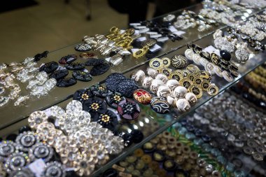 Vintage giyim ile pazarda satmak çeşitli renk düğmeleri