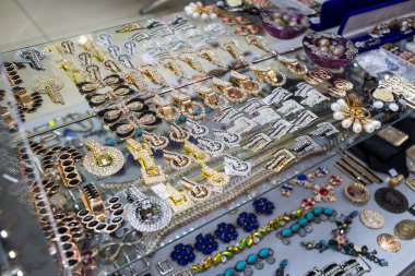 Vintage giyim ile pazarda satmak çeşitli renk düğmeleri