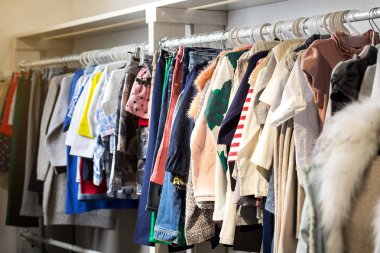 Bir tasarımcı mağaza raf kıyafet dayan