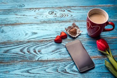 Sevgiliye arka plan kırmızı Kalpler ve aşk kartı/kopya alanı ile dekore edilmiş