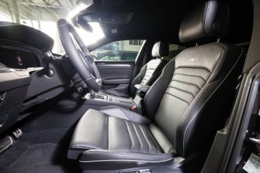 19 Ocak, 2018 - Vinnitsa, Ukrayna. Siyah Volkswagen Vw Arteon sunu showroom - içinde iç