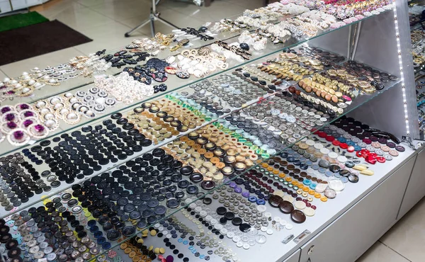 Vintage giyim ile pazarda satmak çeşitli renk düğmeleri