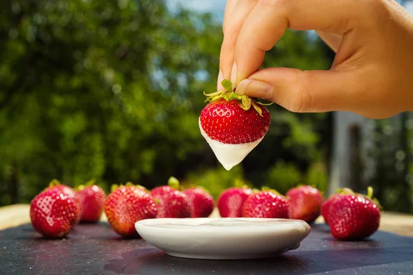 Strawberries with cream on stone background, delicious first class organic fruit as a concept of summer vitamins — Stock Photo, Image