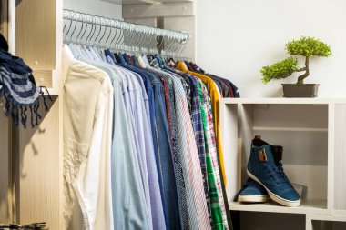 Bir tasarımcı mağaza raf kıyafet dayan