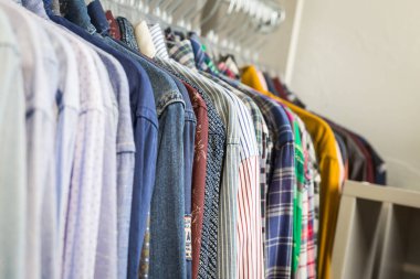 Bir tasarımcı mağaza raf kıyafet dayan